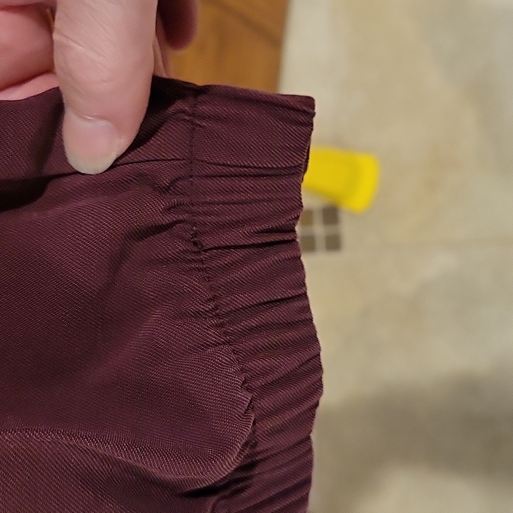 Women's new pants by Old Navy in burgandy, siza large,never worn. - Picture 6 of 6
